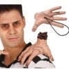 Mano della famiglia Addams con elastico