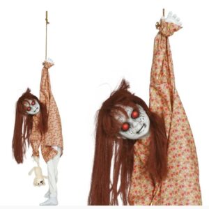 Animatronic Bambina zombie appesa ad una corda