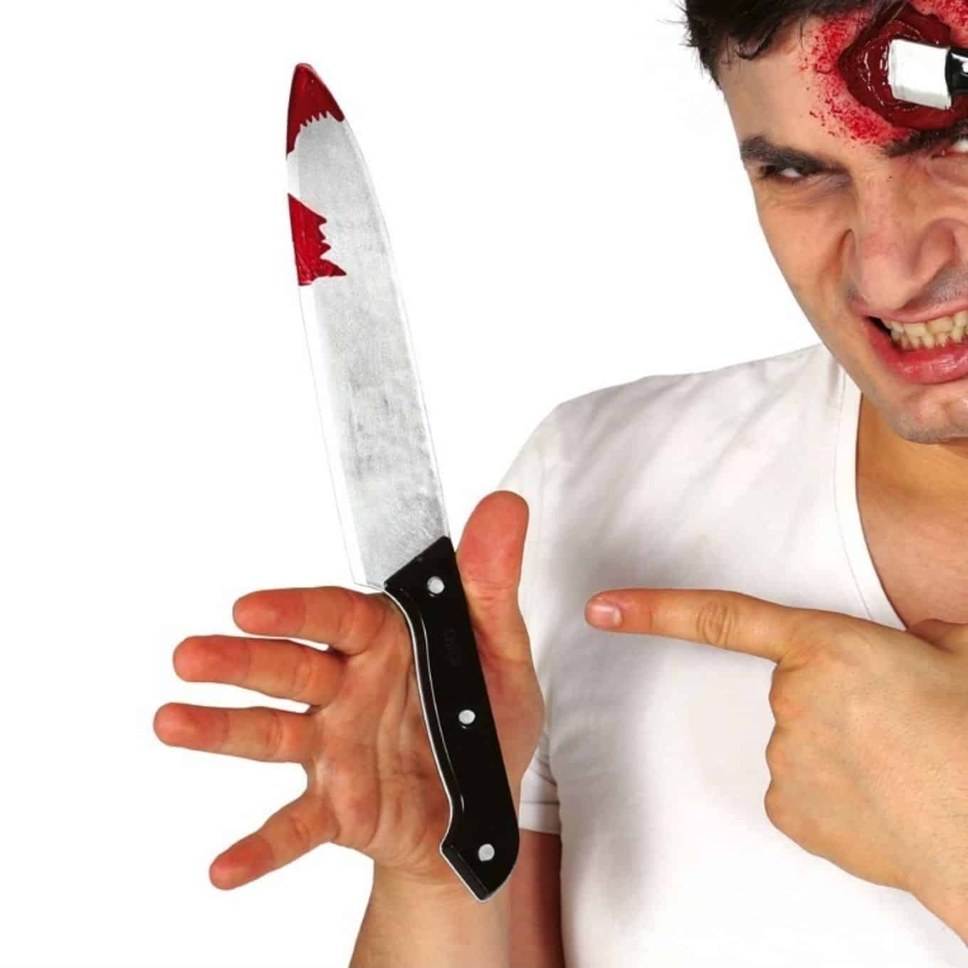 Coltello insanguinato in plastica