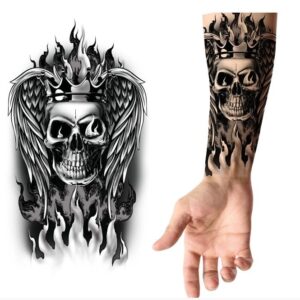 Tatuaggio teschio con corona e ali