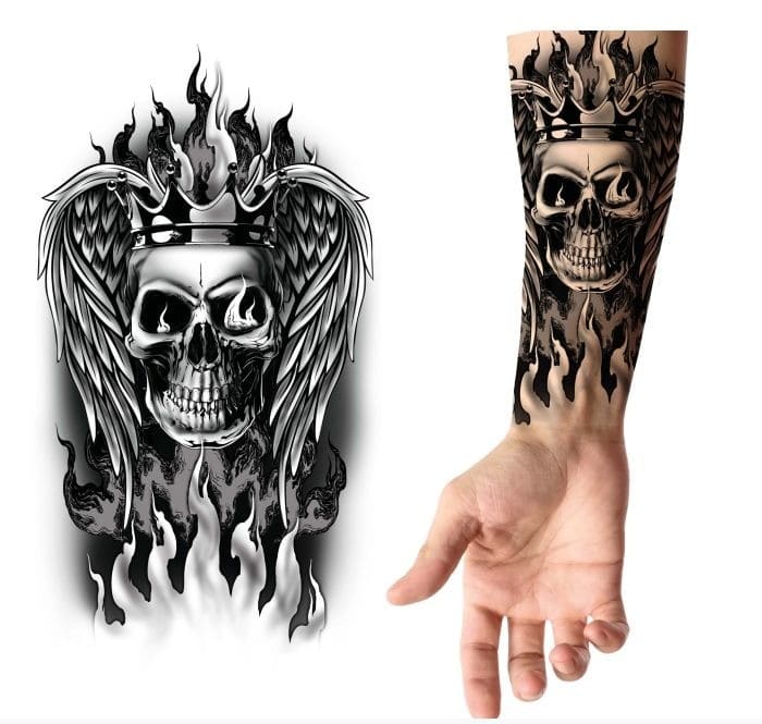 Tatuaggio teschio con corona e ali