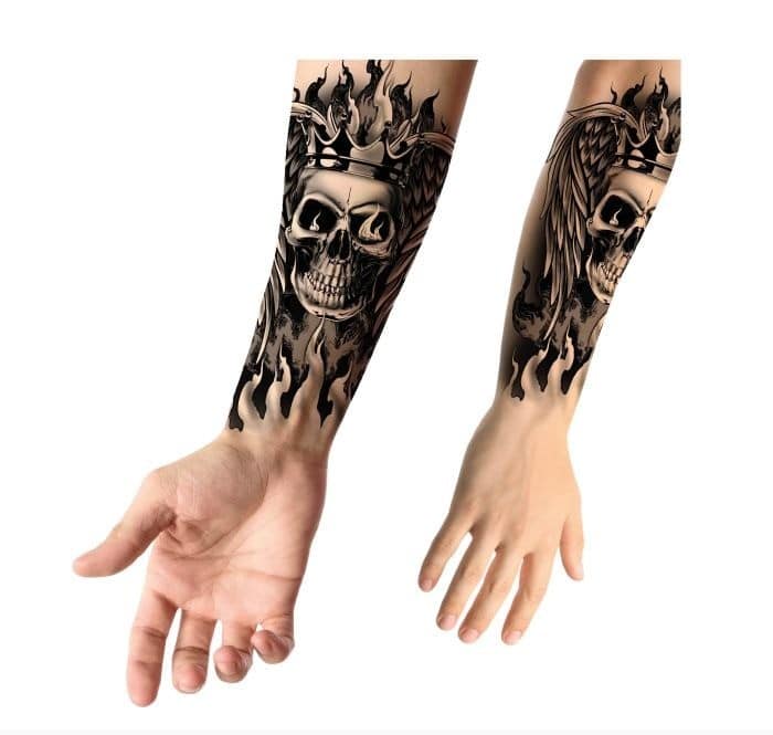 Tatuaggio teschio con corona e ali - immagine 3