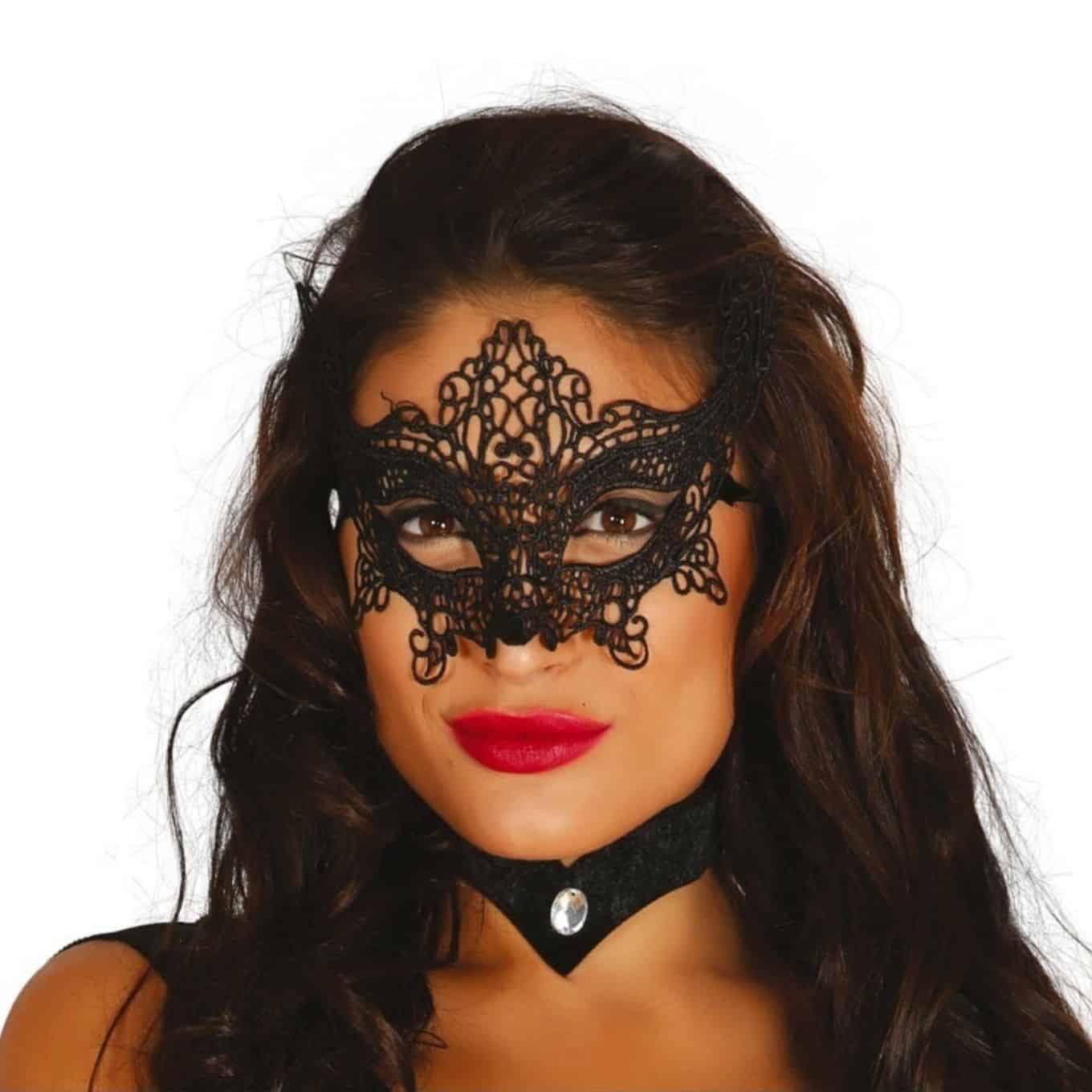 Maschera nera ricamata in pizzo